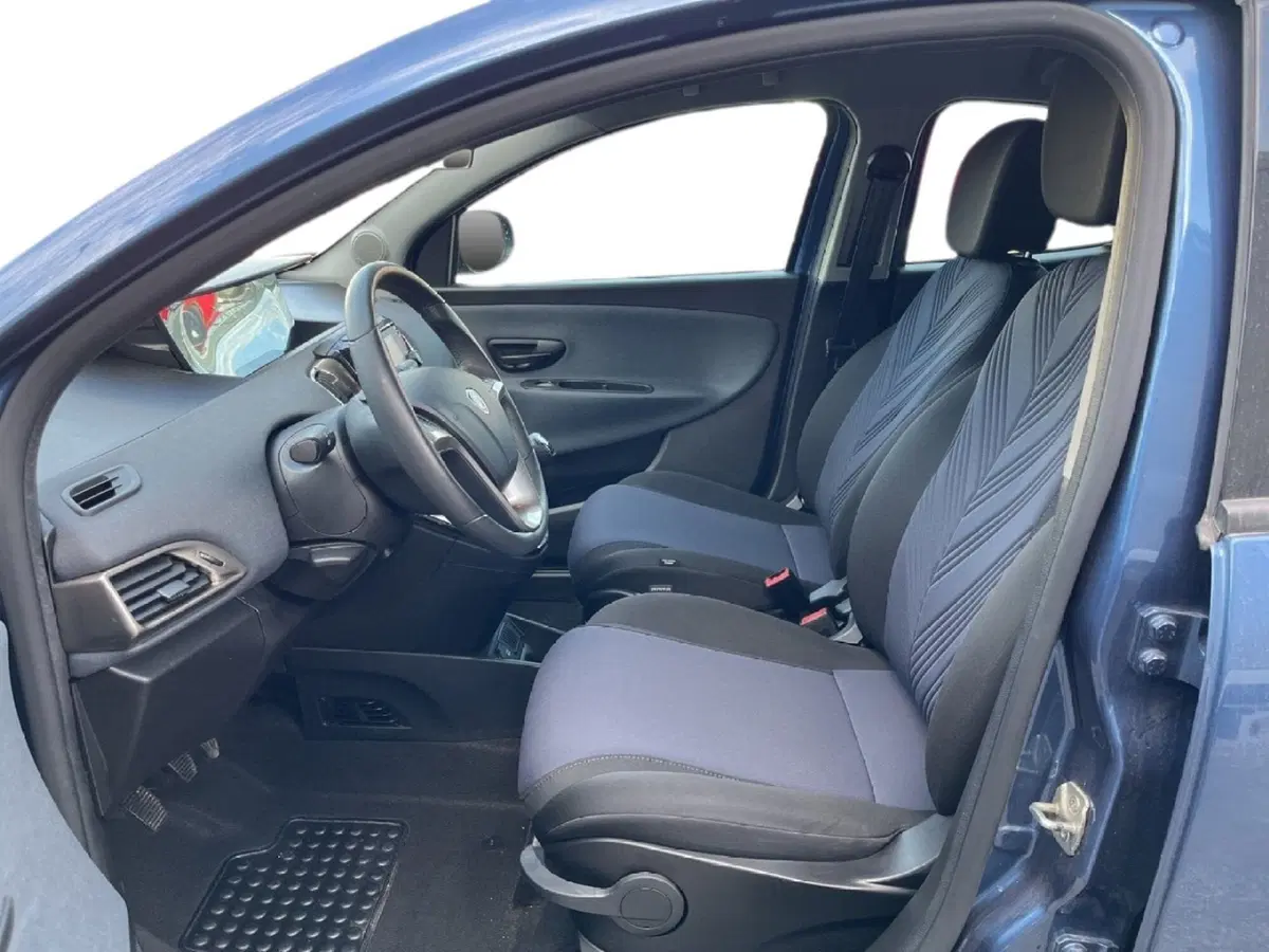 Lancia Ypsilon usata a Torino (9)