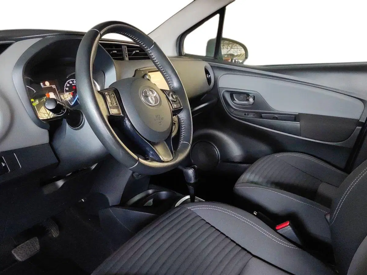 Toyota Yaris usata a Milano (8)