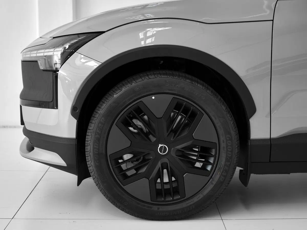 Volvo EX30 Cross Country nuova a Prato (4)