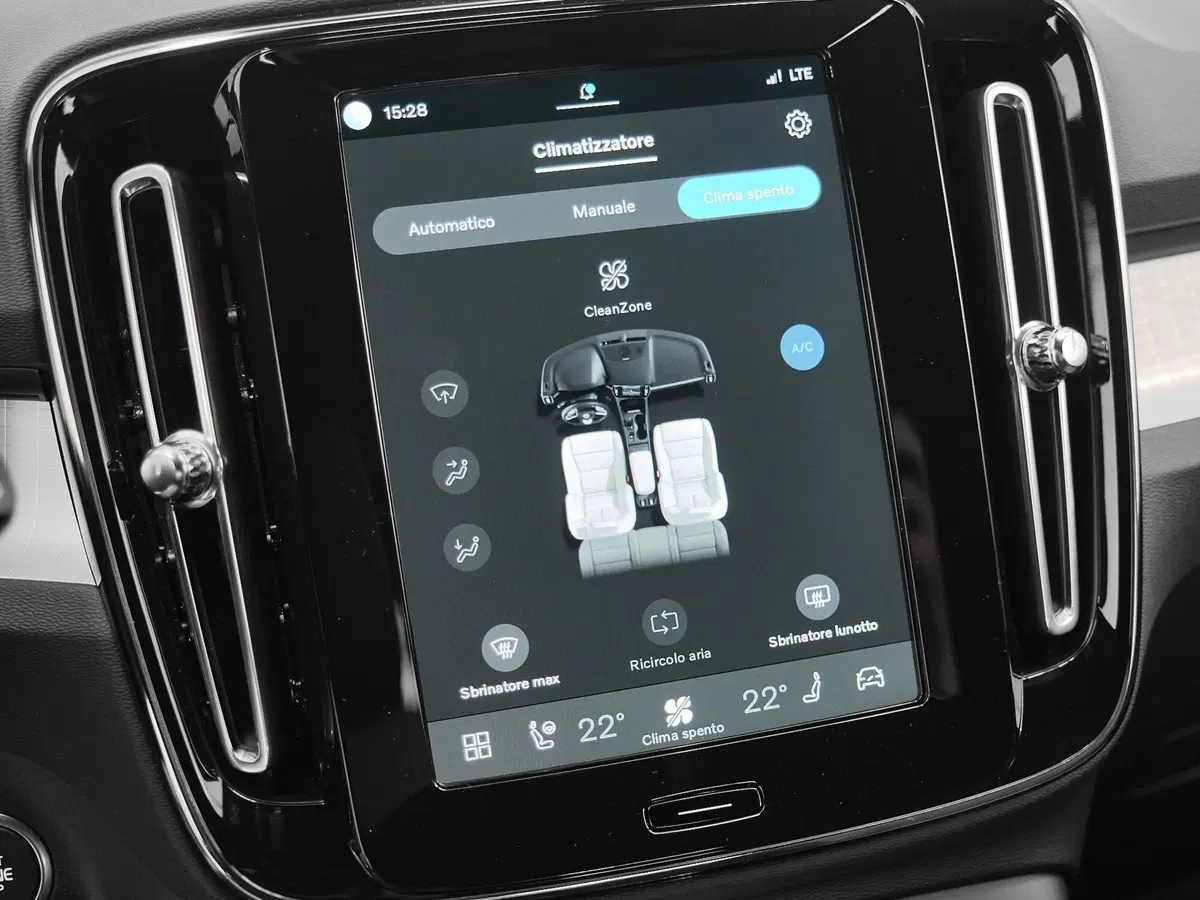 Volvo XC40 nuova a Prato (12)