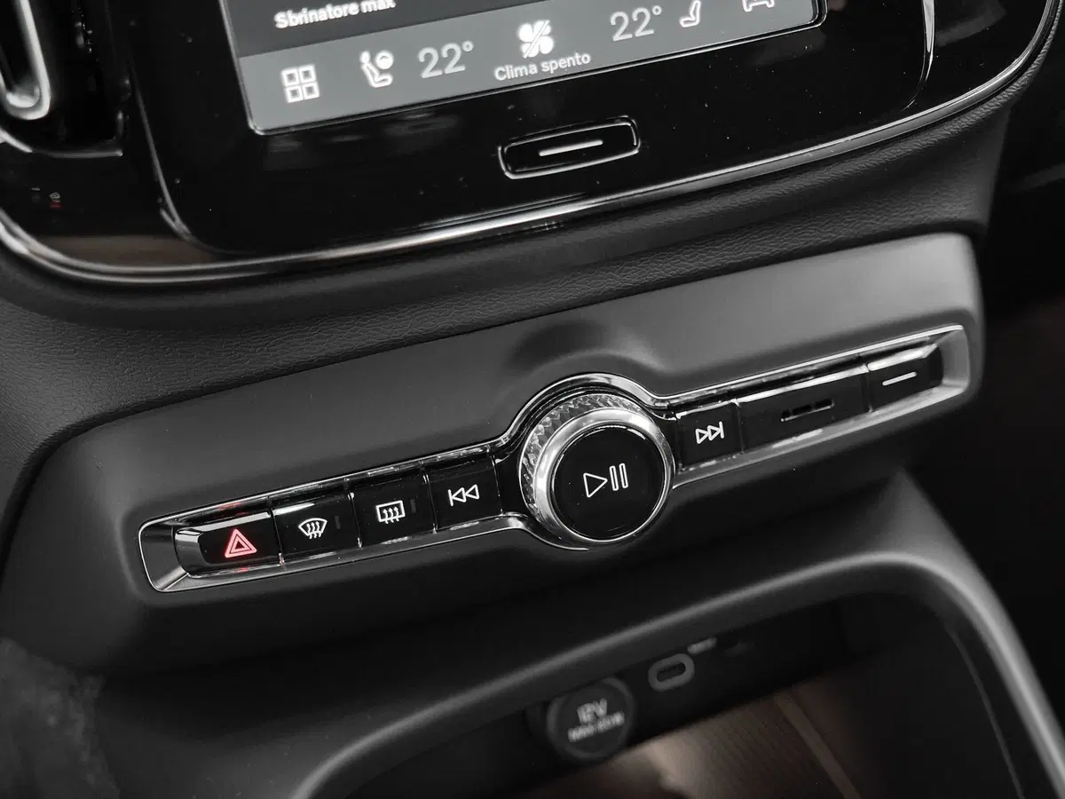 Volvo XC40 nuova a Prato (13)