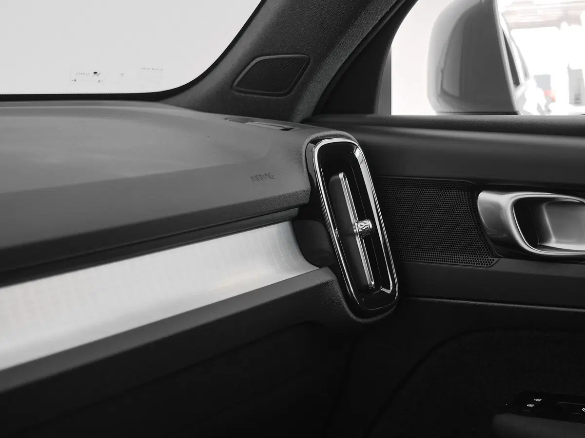 Volvo XC40 nuova a Prato (16)