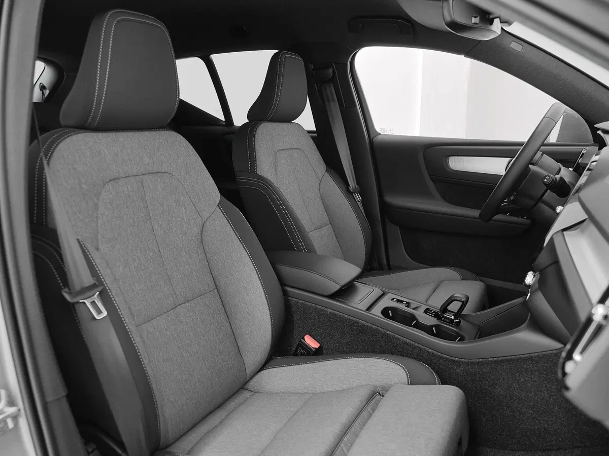 Volvo XC40 nuova a Prato (17)