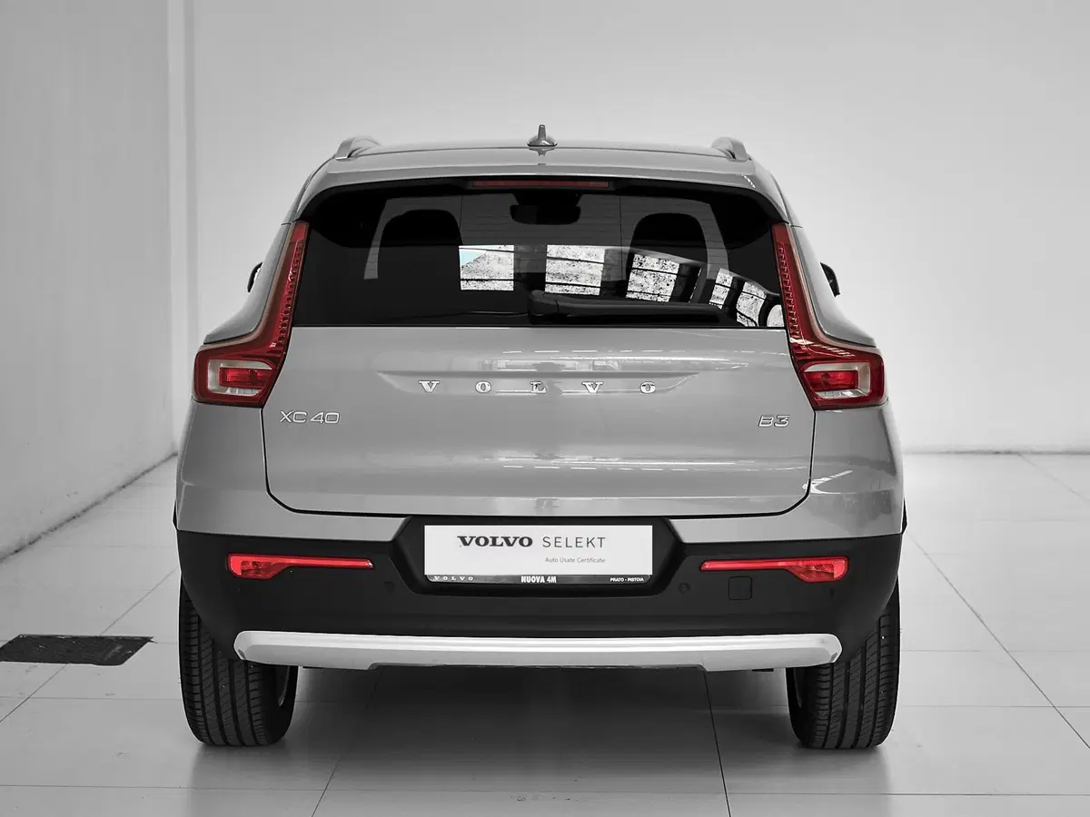 Volvo XC40 nuova a Prato (4)