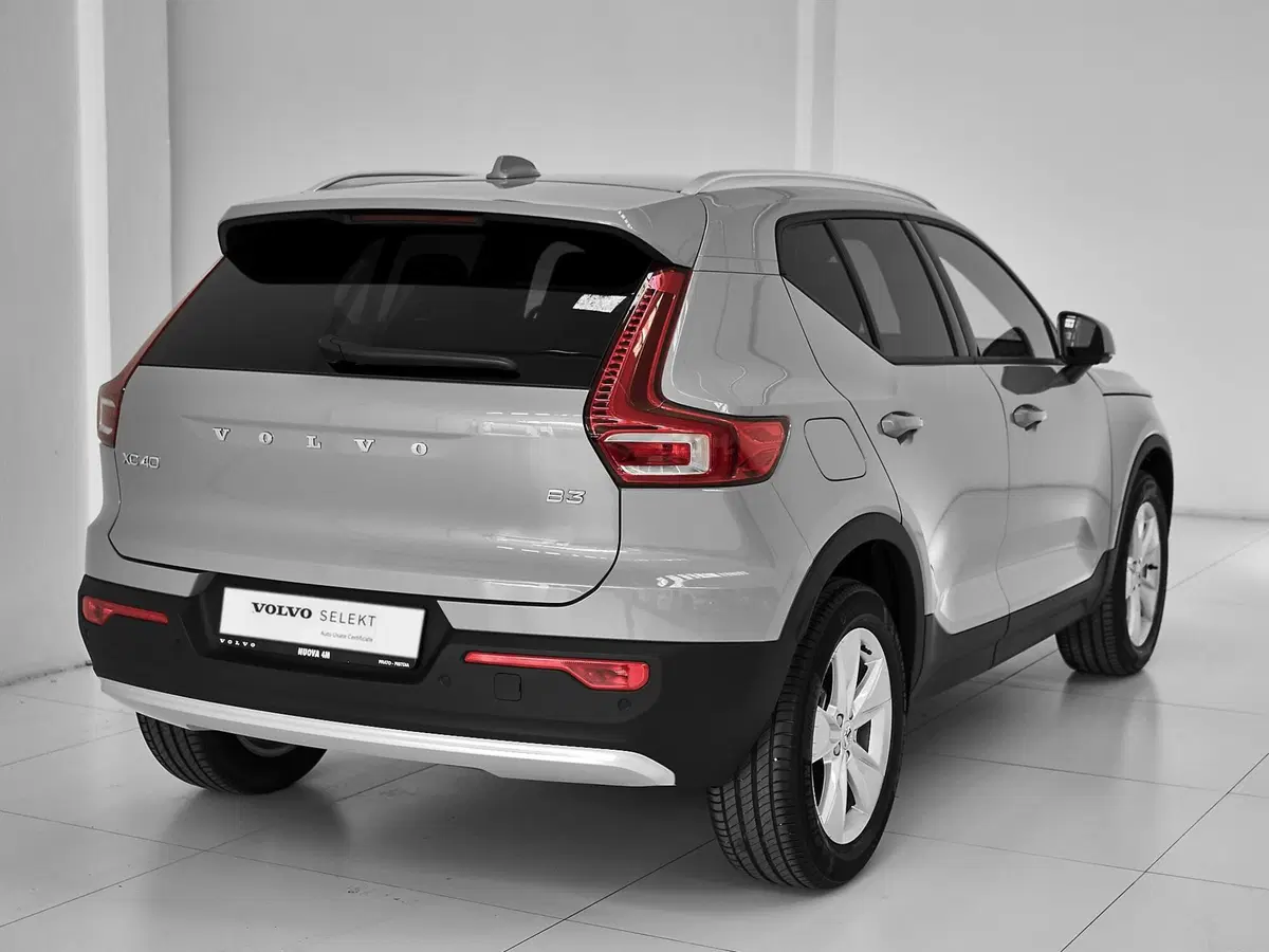 Volvo XC40 nuova a Prato (6)