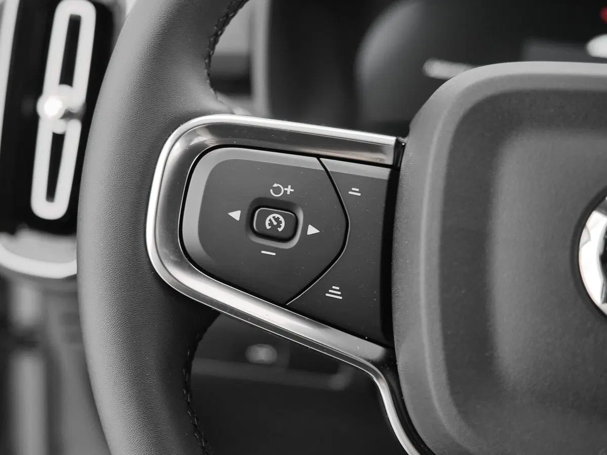 Volvo XC40 nuova a Prato (8)