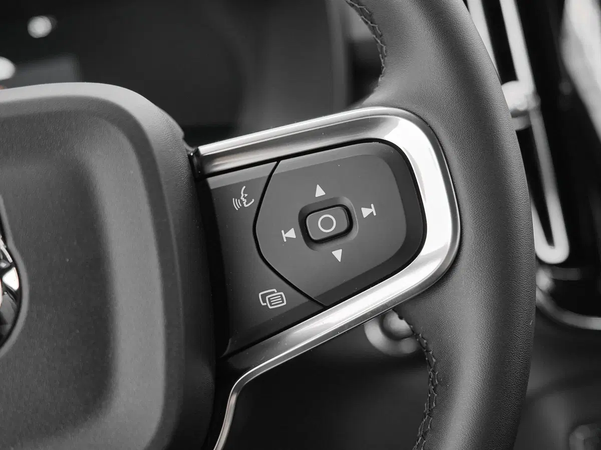 Volvo XC40 nuova a Prato (9)