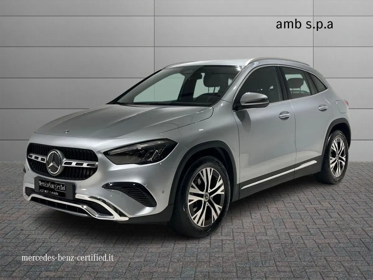Mercedes-Benz GLA SUV usata a Napoli