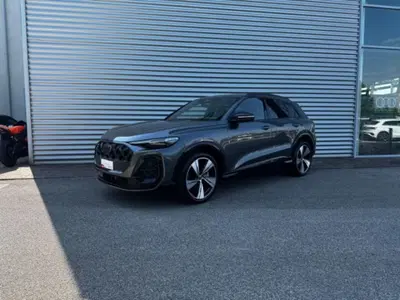 Audi Q5 40 2.0 tdi mhev 12V Identity Black quattro s-tronic nuova a Conegliano