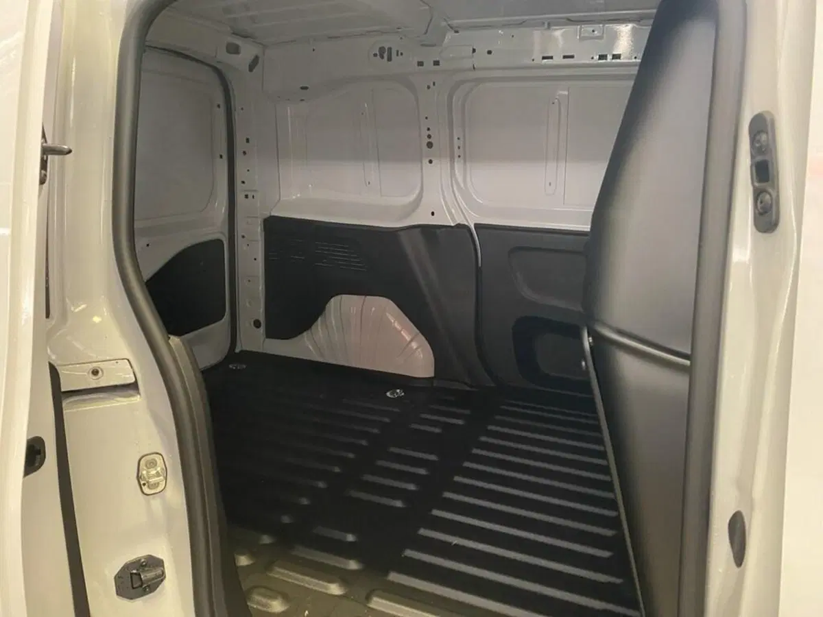 Peugeot Partner Furgone nuova a Torino (8)