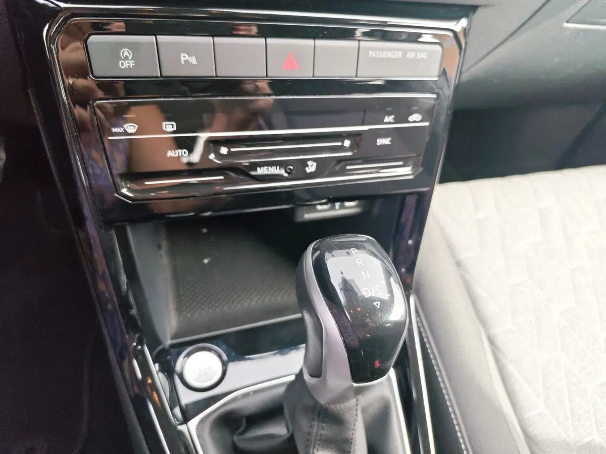 Volkswagen T-Cross usata a Milano (11)