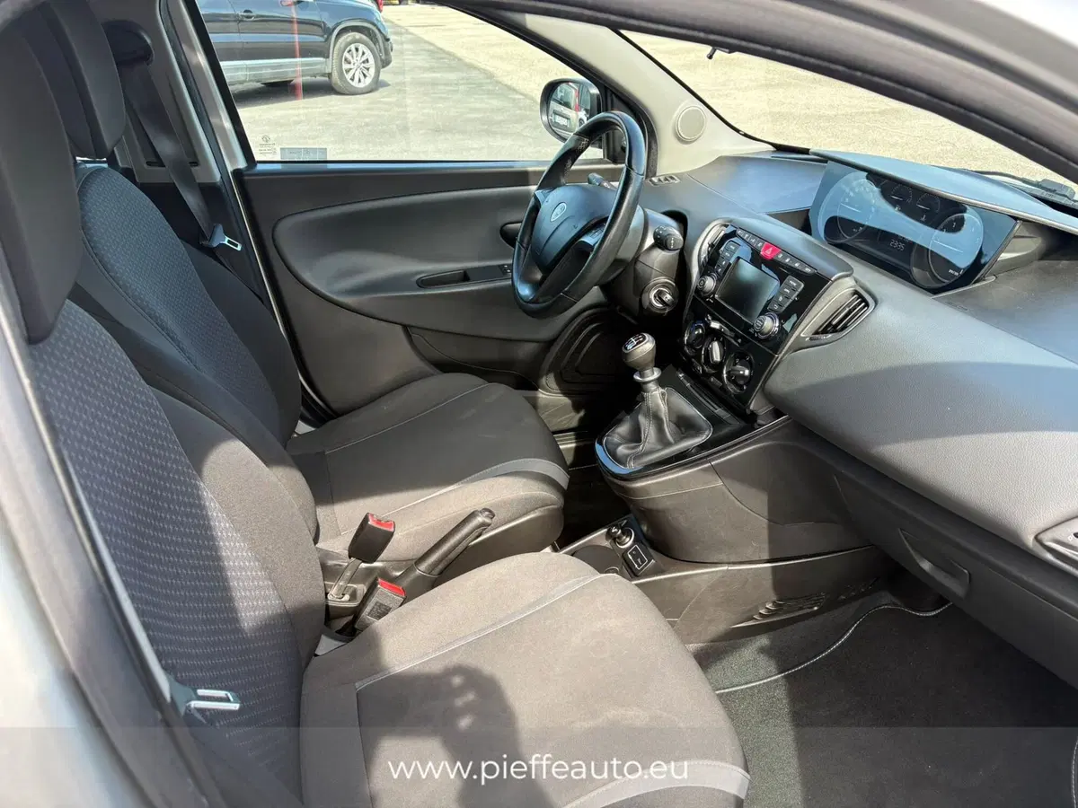 Lancia Ypsilon usata a Teramo (11)