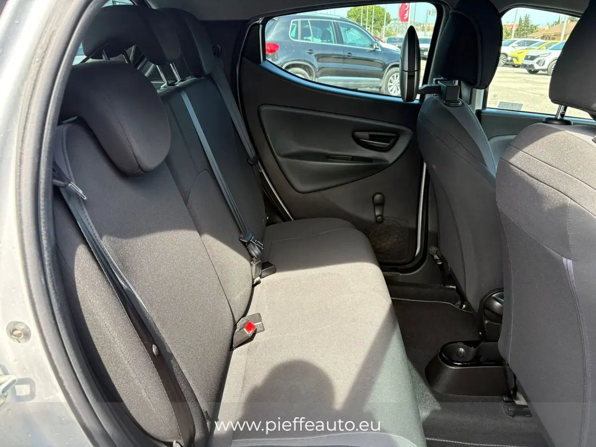 Lancia Ypsilon usata a Teramo (12)