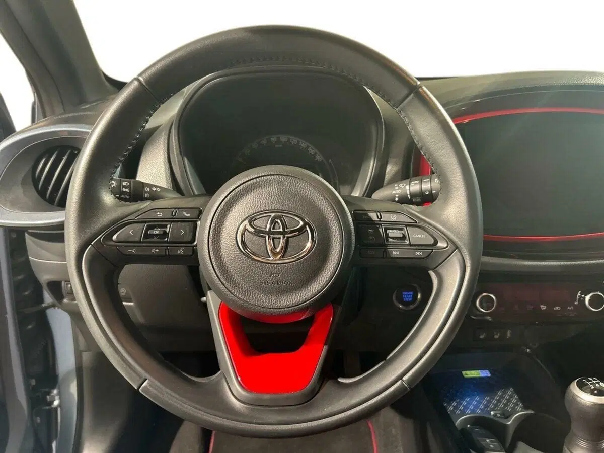 Toyota Aygo X usata a Lecco (8)