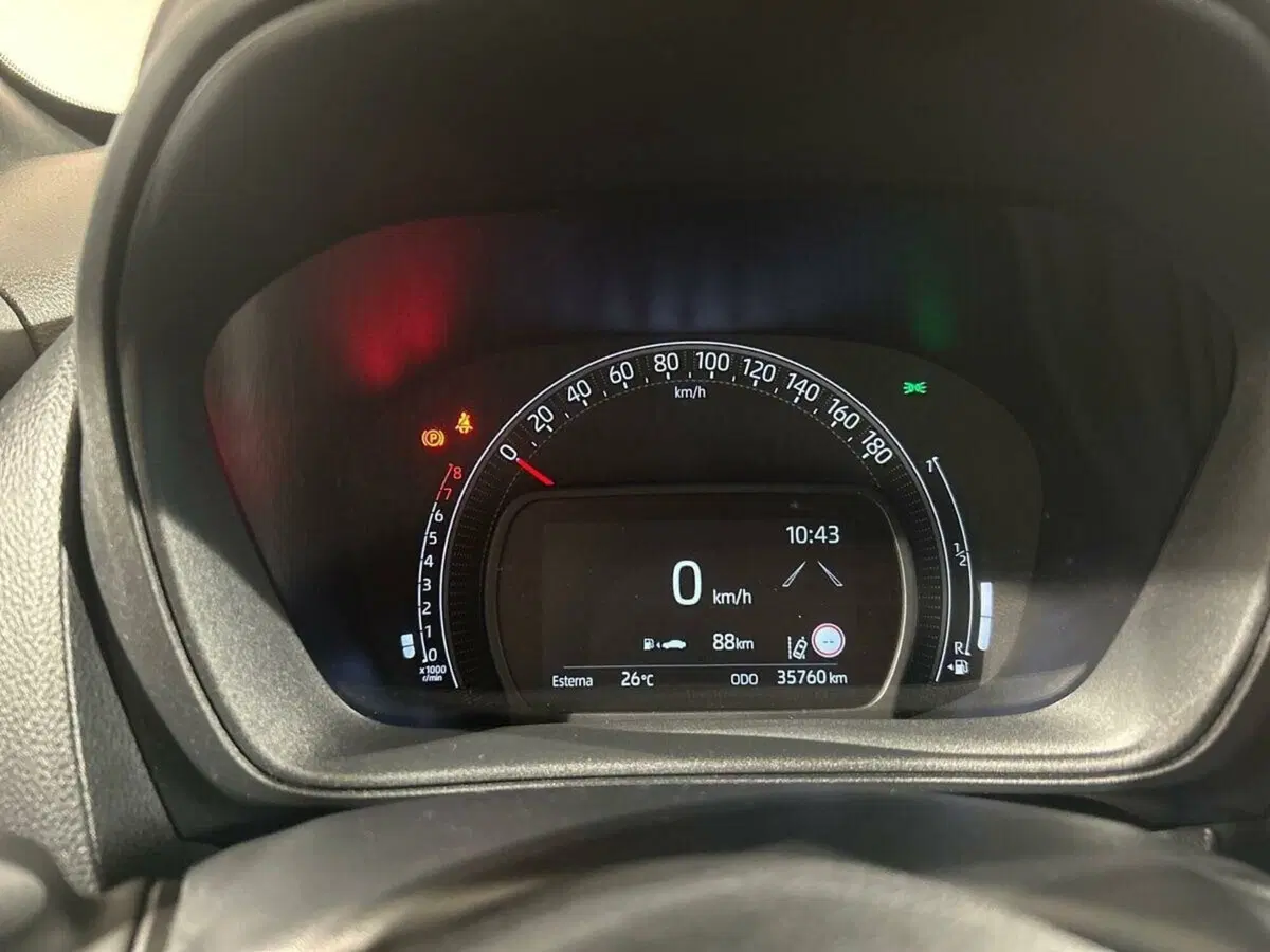 Toyota Aygo X usata a Lecco (9)