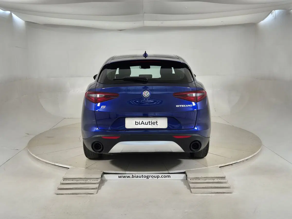 Alfa Romeo Stelvio usata a Torino (3)