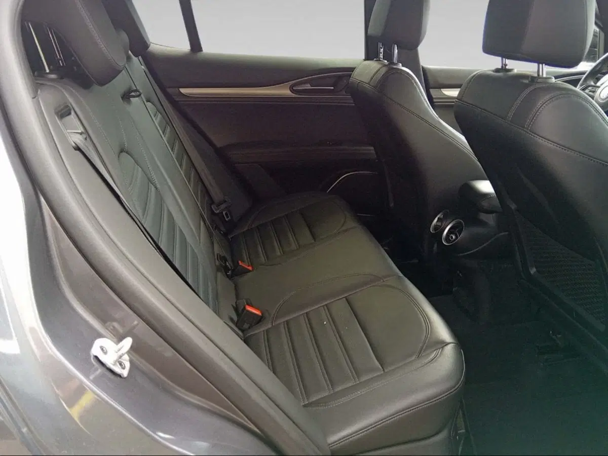 Alfa Romeo Stelvio usata a Firenze (15)