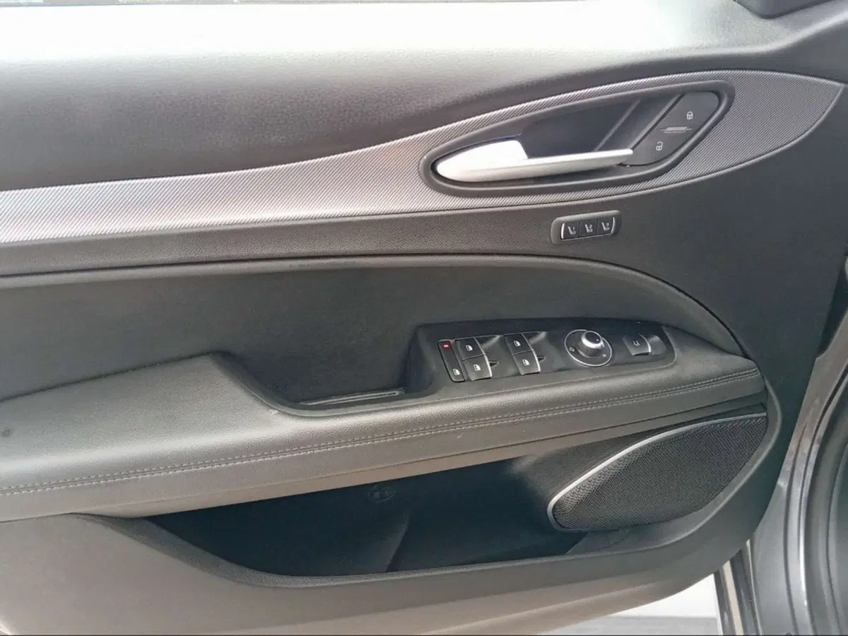 Alfa Romeo Stelvio usata a Firenze (17)