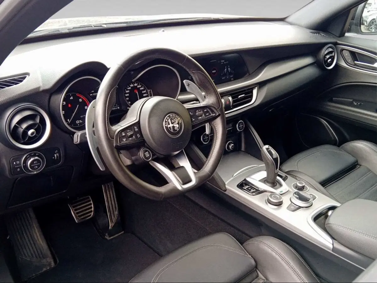 Alfa Romeo Stelvio usata a Firenze (9)