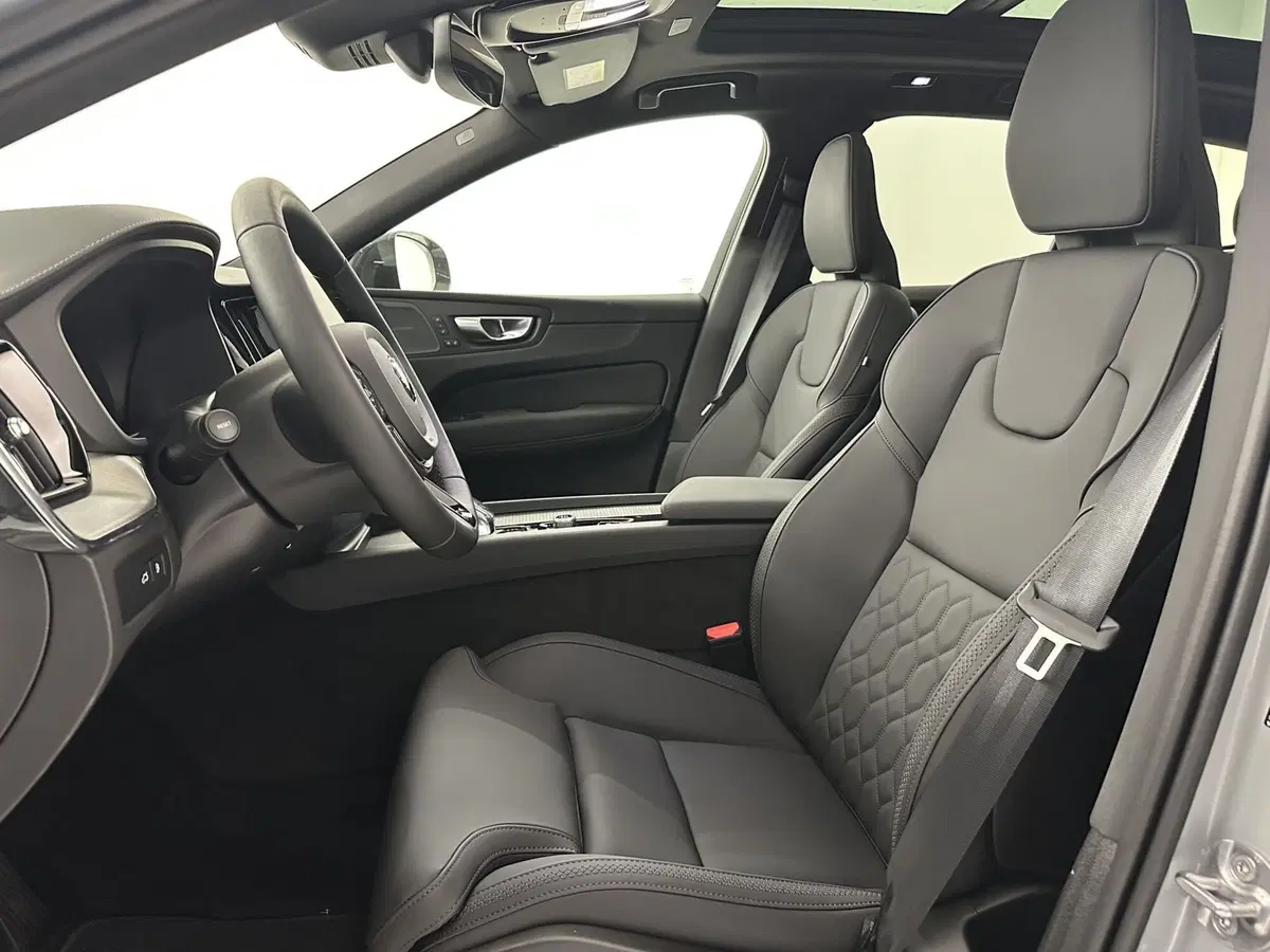 Volvo XC60 nuova a Bergamo (10)