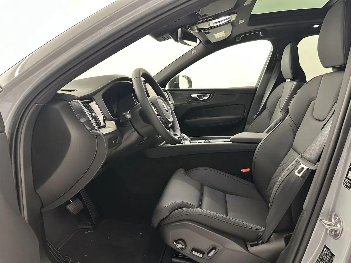 Volvo XC60 nuova a Bergamo (14)