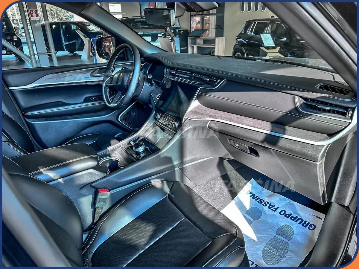 Jeep Grand Cherokee nuova a Milano (13)