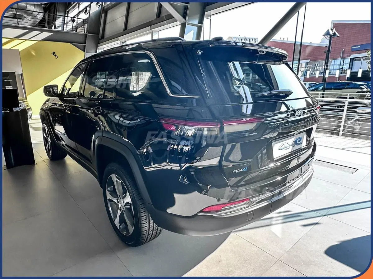 Jeep Grand Cherokee nuova a Milano (4)
