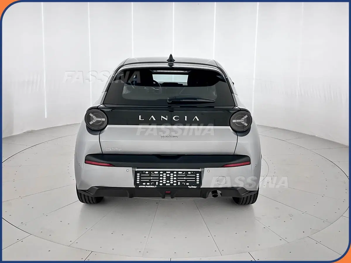 Lancia Ypsilon nuova a Milano (4)