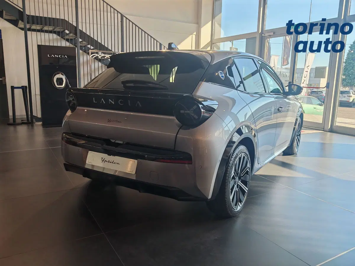 Lancia Ypsilon nuova a Torino (2)