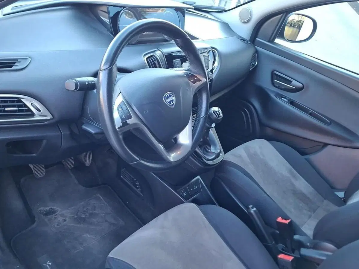 Lancia Ypsilon usata a Torino (6)