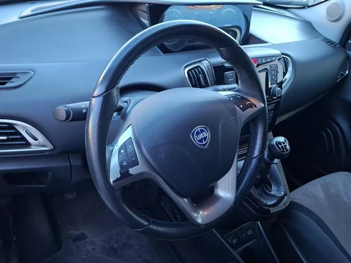 Lancia Ypsilon usata a Torino (7)