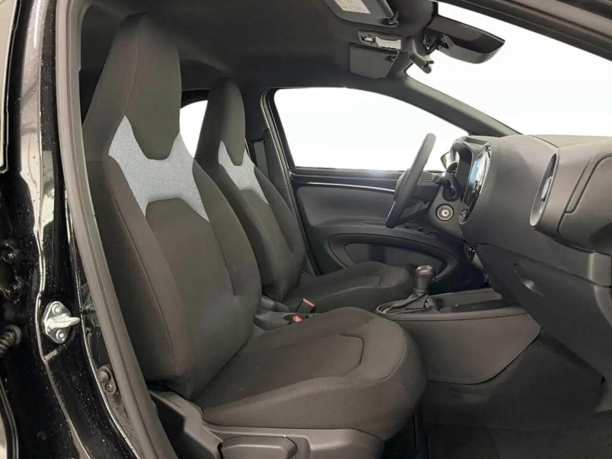 Toyota Aygo X nuova a Monza e Brianza (9)