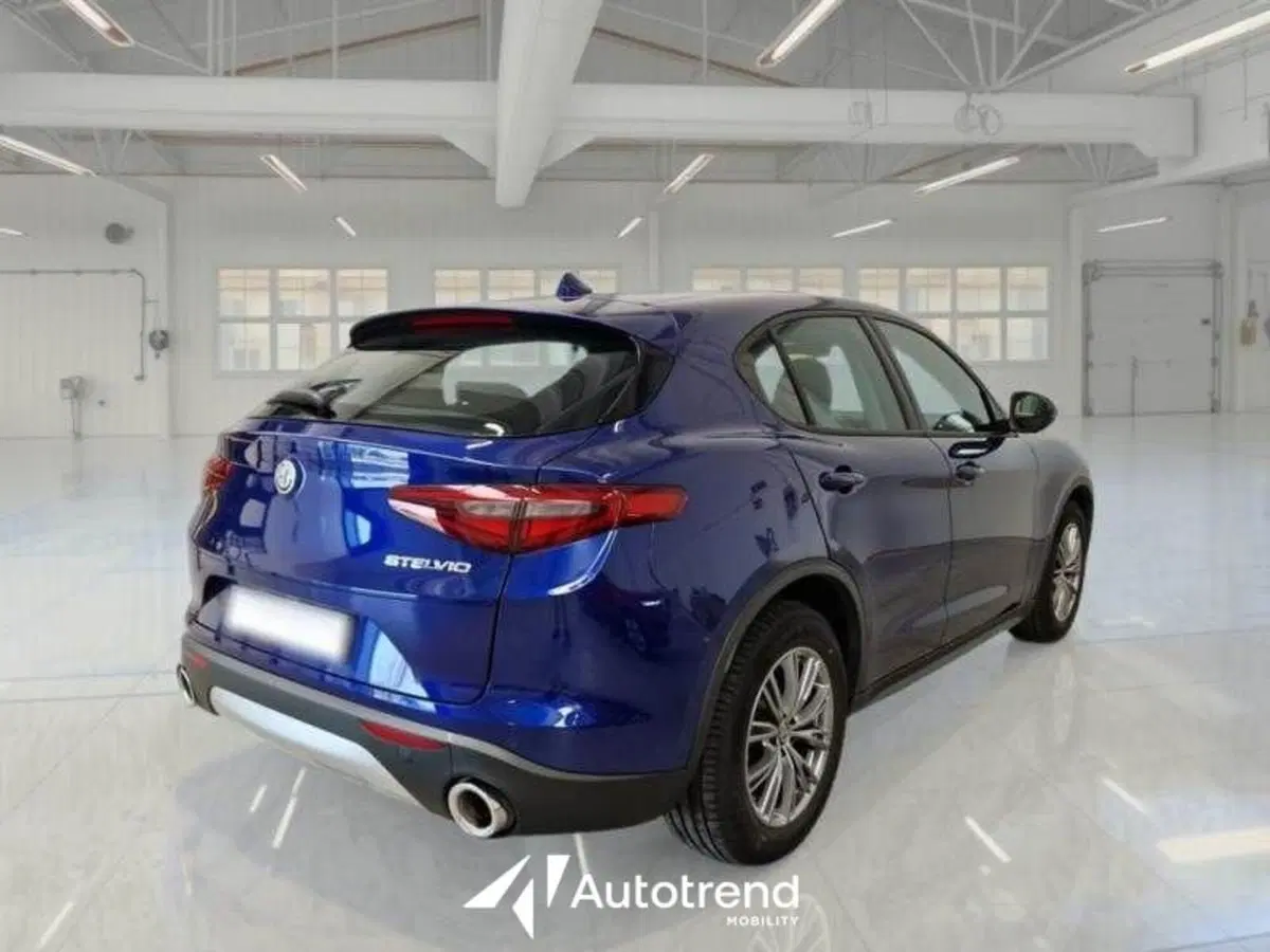 Alfa Romeo Stelvio usata a Lecce (2)