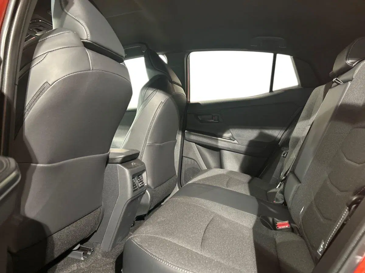 Toyota Toyota C-HR nuova a Lecco (11)