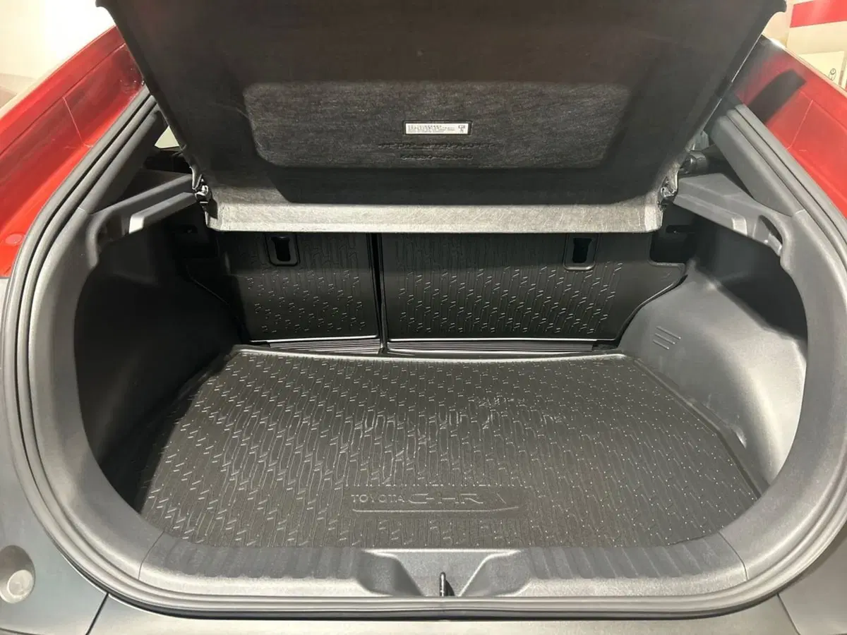Toyota Toyota C-HR nuova a Lecco (12)