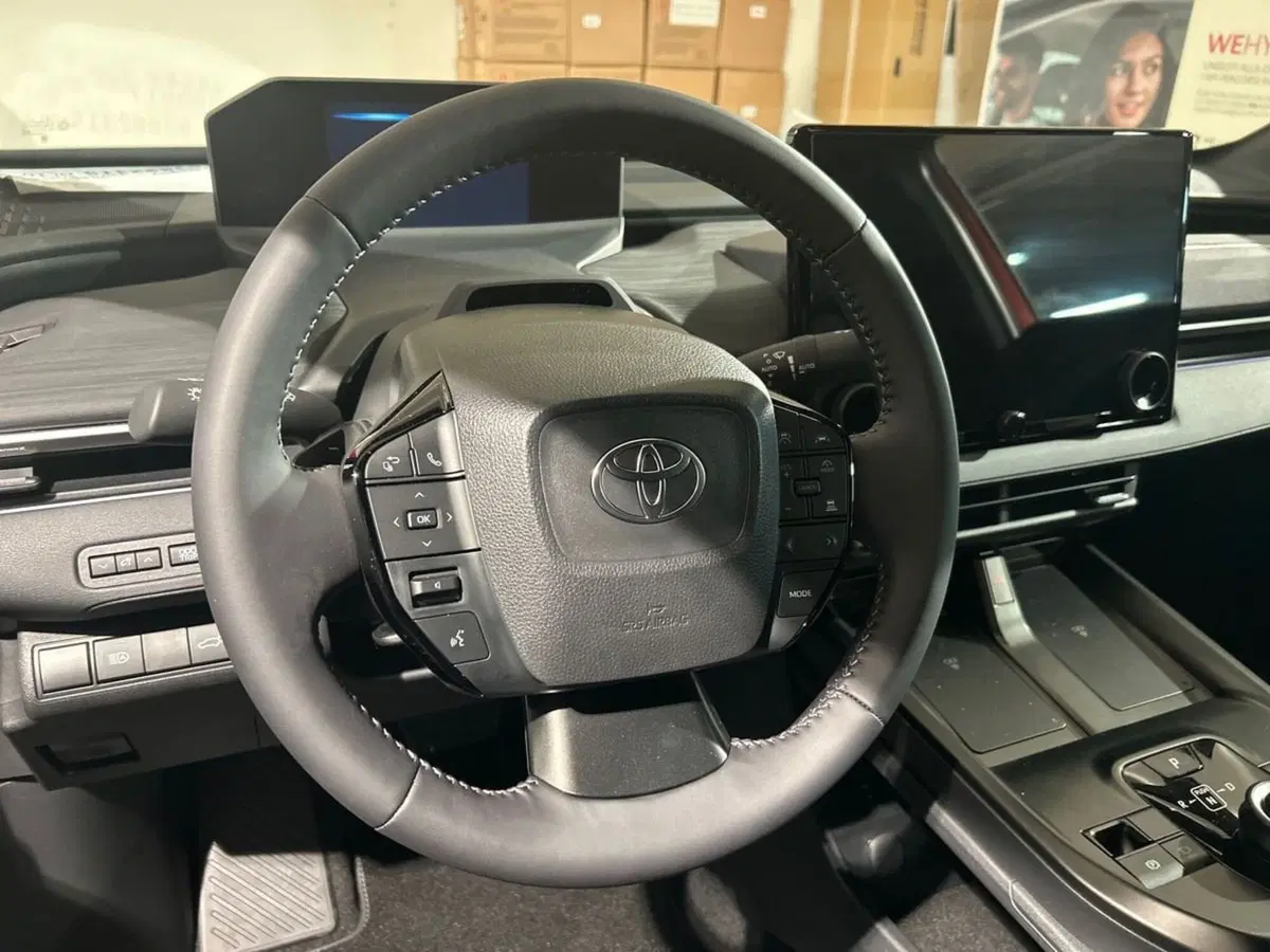 Toyota Toyota C-HR nuova a Lecco (14)