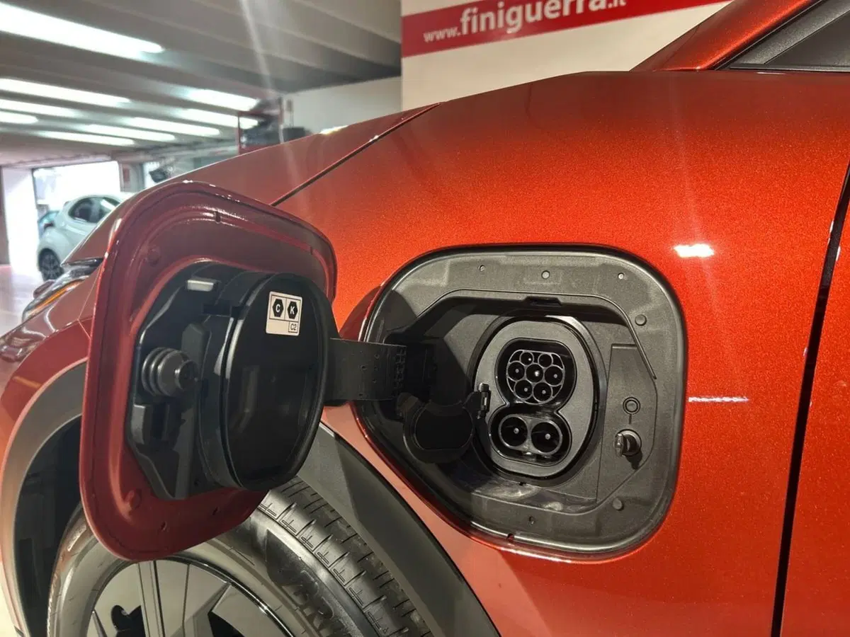 Toyota Toyota C-HR nuova a Lecco (15)