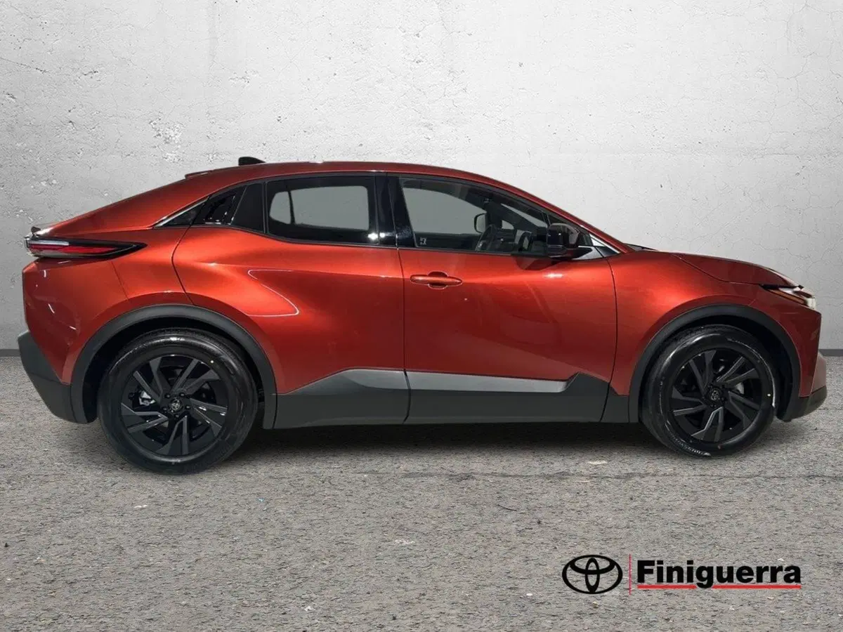Toyota Toyota C-HR nuova a Lecco (5)