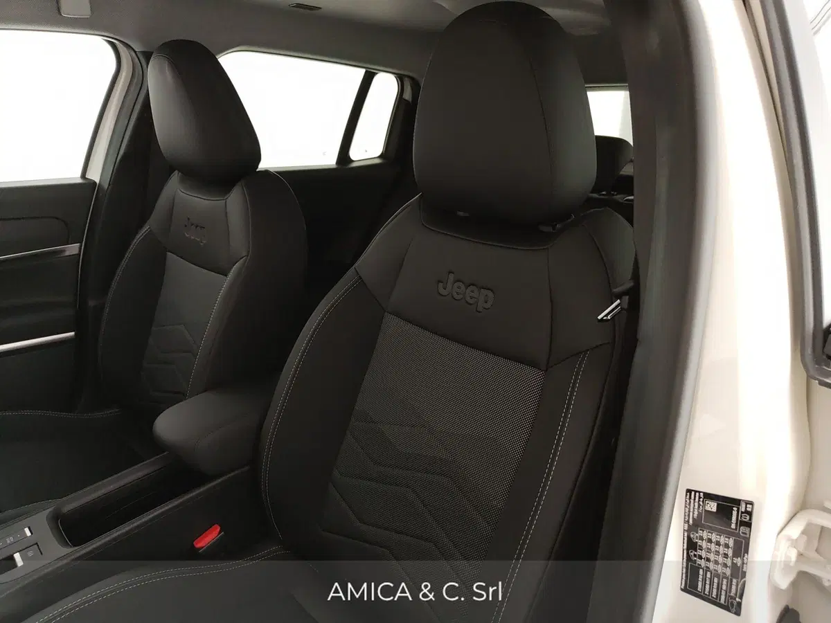 Jeep Avenger nuova a Caserta (17)