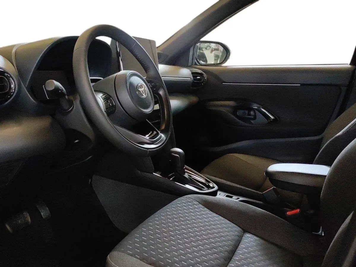 Toyota Yaris Cross nuova a Milano (7)