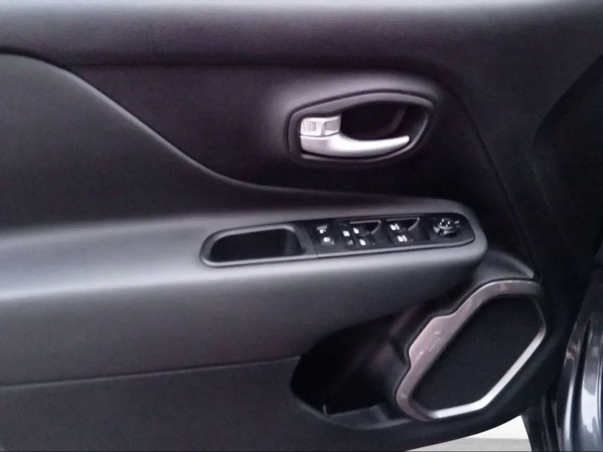 Jeep Renegade usata a Livorno (17)