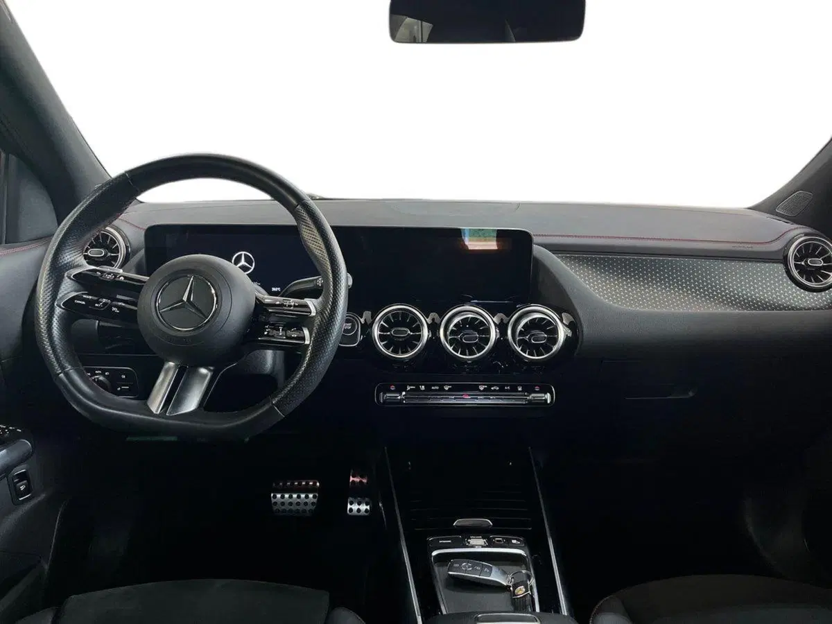 Mercedes-Benz EQA usata a Bari (8)