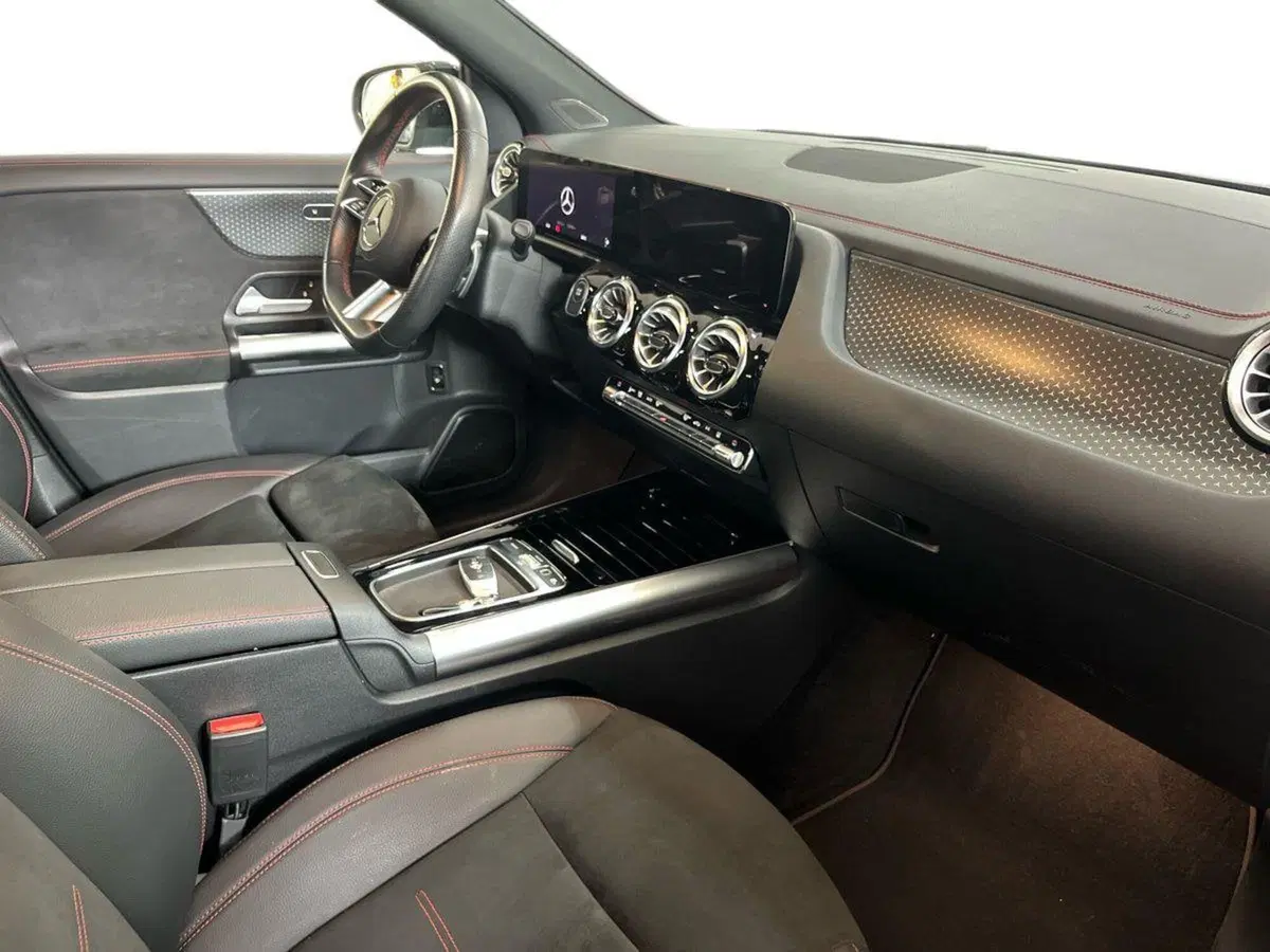 Mercedes-Benz EQA usata a Bari (9)