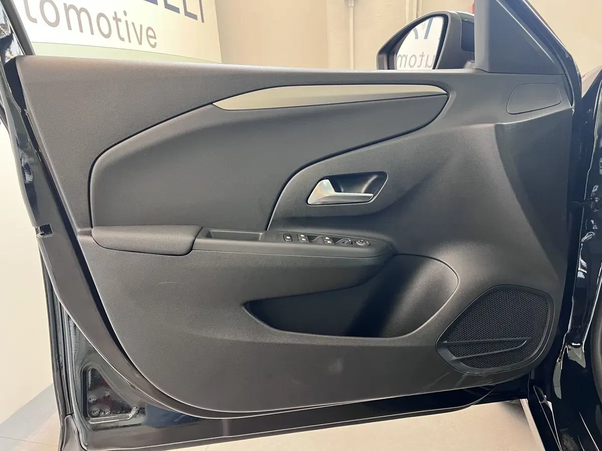 Opel Corsa nuova a Bari (9)
