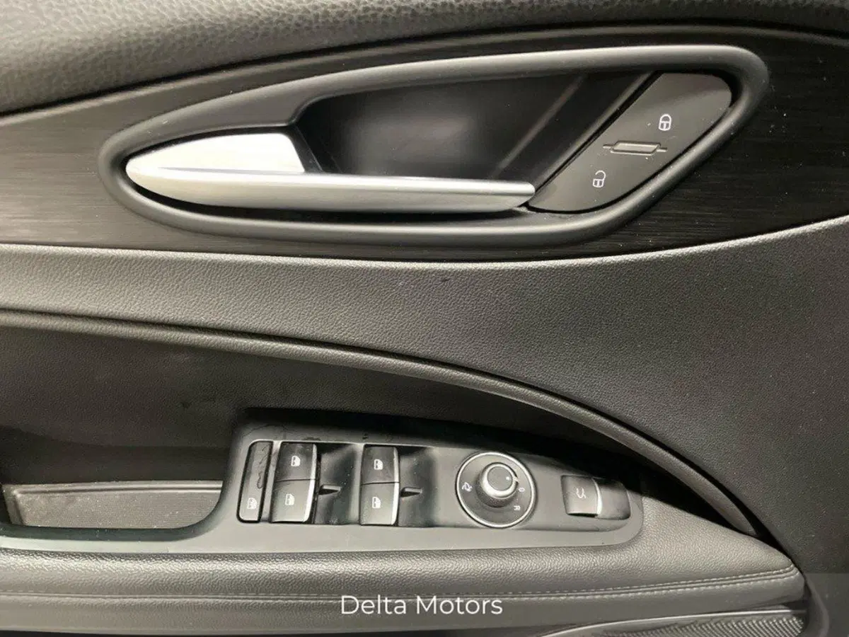 Alfa Romeo Stelvio usata a Macerata (17)