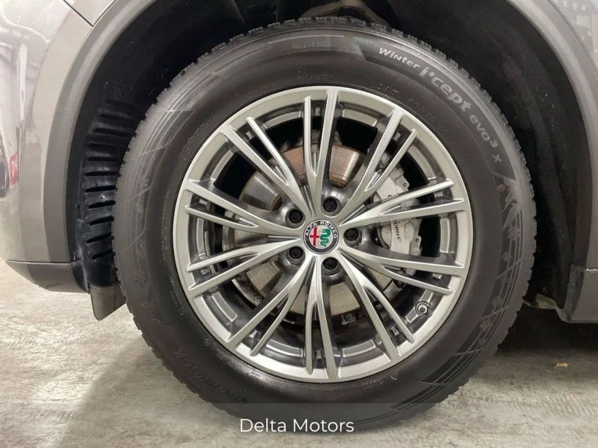Alfa Romeo Stelvio usata a Macerata (8)