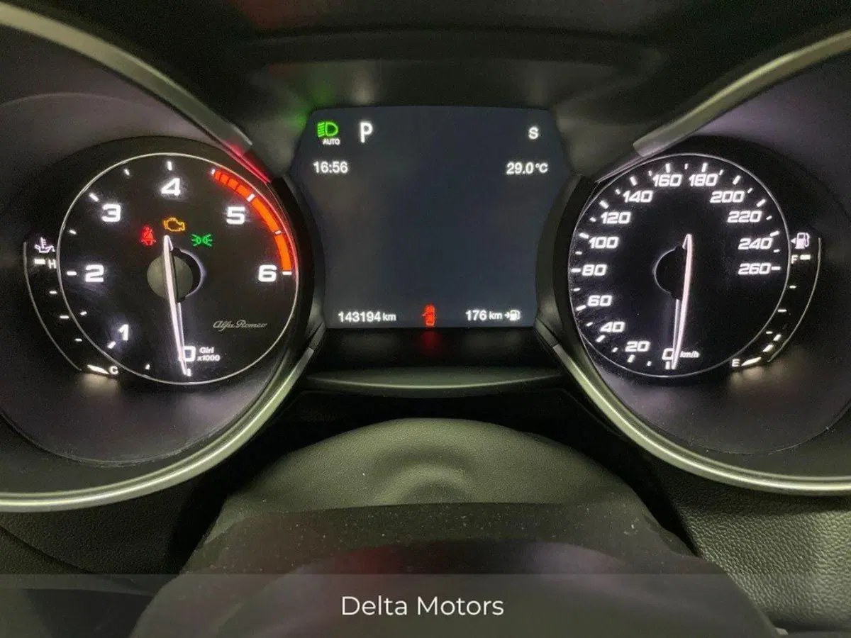 Alfa Romeo Stelvio usata a Macerata (9)
