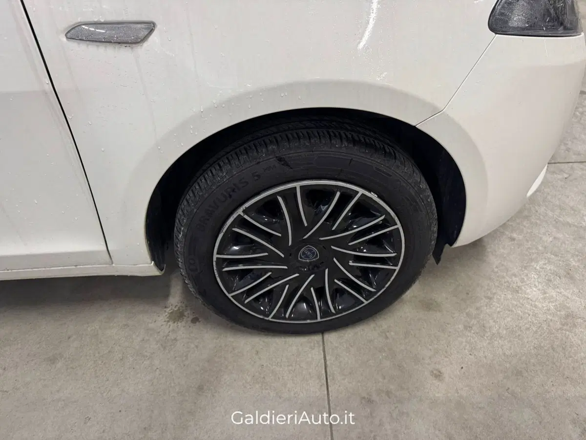 Lancia Ypsilon usata a Salerno (12)