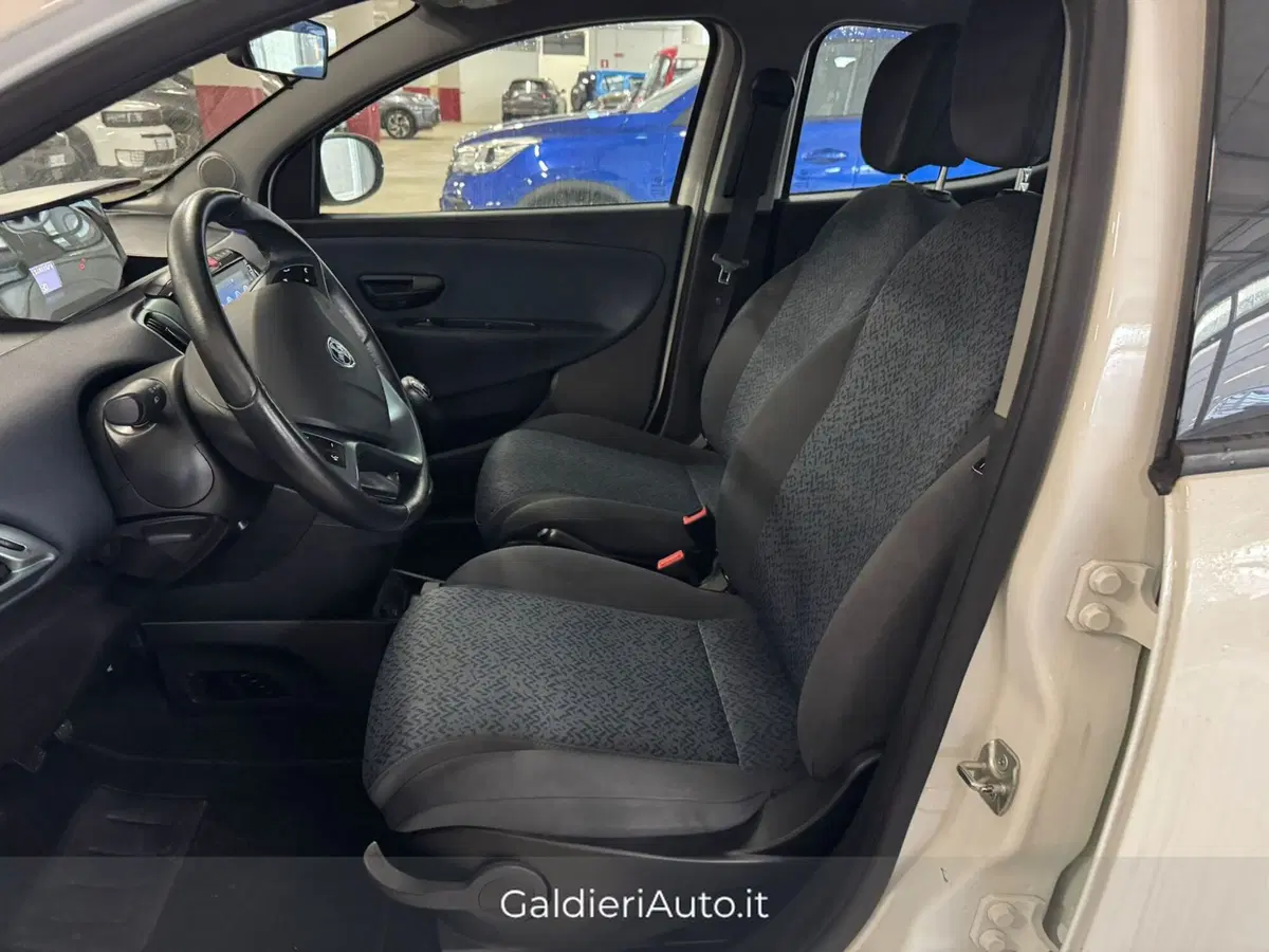 Lancia Ypsilon usata a Salerno (15)