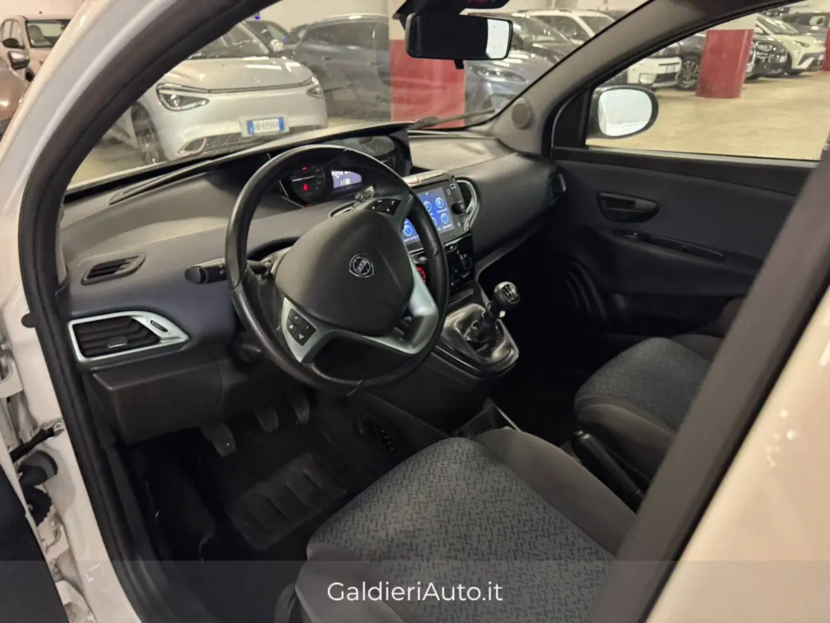 Lancia Ypsilon usata a Salerno (16)